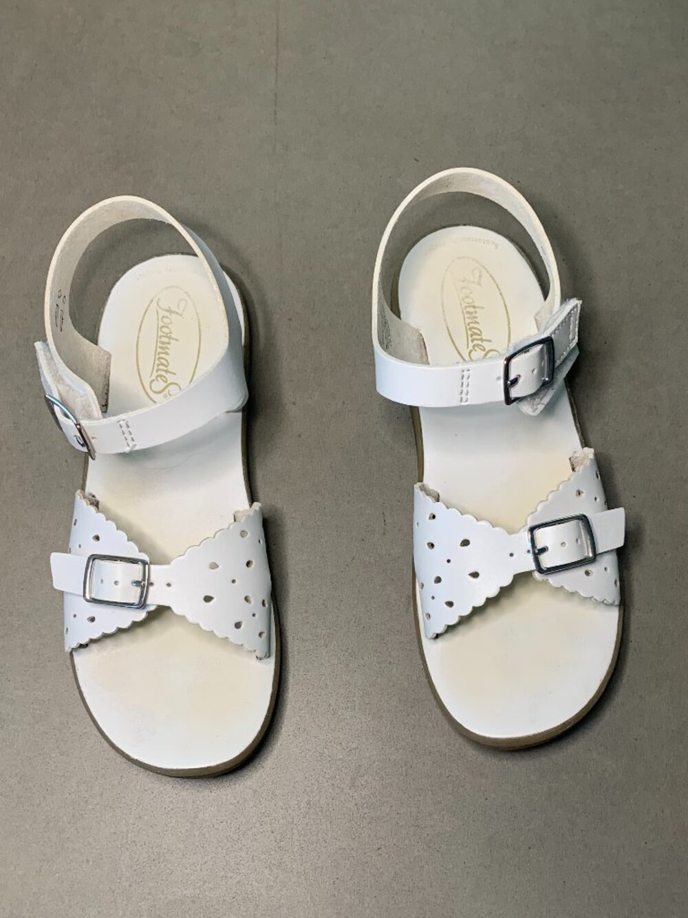 FootMates Girls White Leather Sandals Size 2 Velcro Scalloped